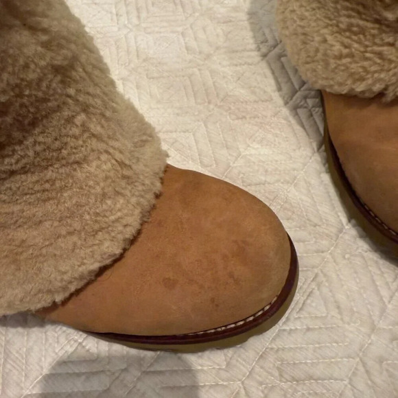 UGGS Size 7 - Picture 6 of 8